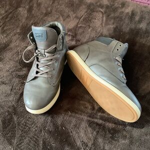 Levi’s sneaker/boot men’s size 6/women’s size 8